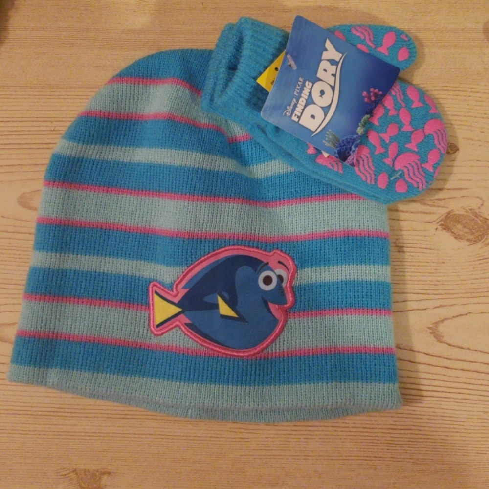 Disney Finding Dory hat and mittens